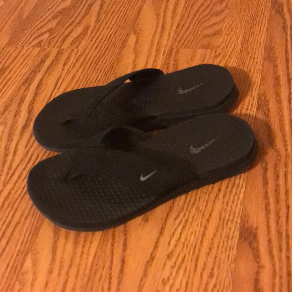 kid nike flip flops